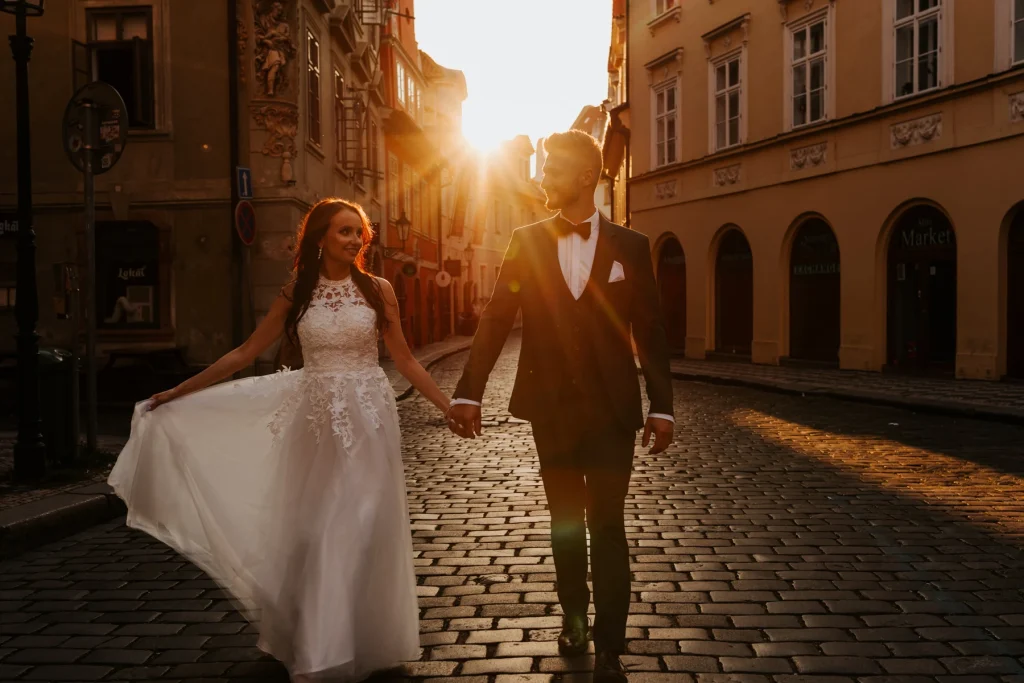 Romantyczna sesja plenerowa w Pradze - złote światło