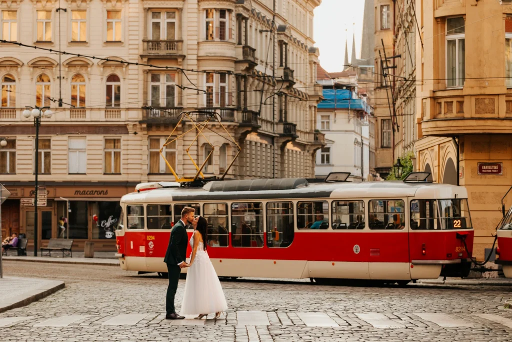Romantyczna sesja plenerowa w Pradze - złote światło