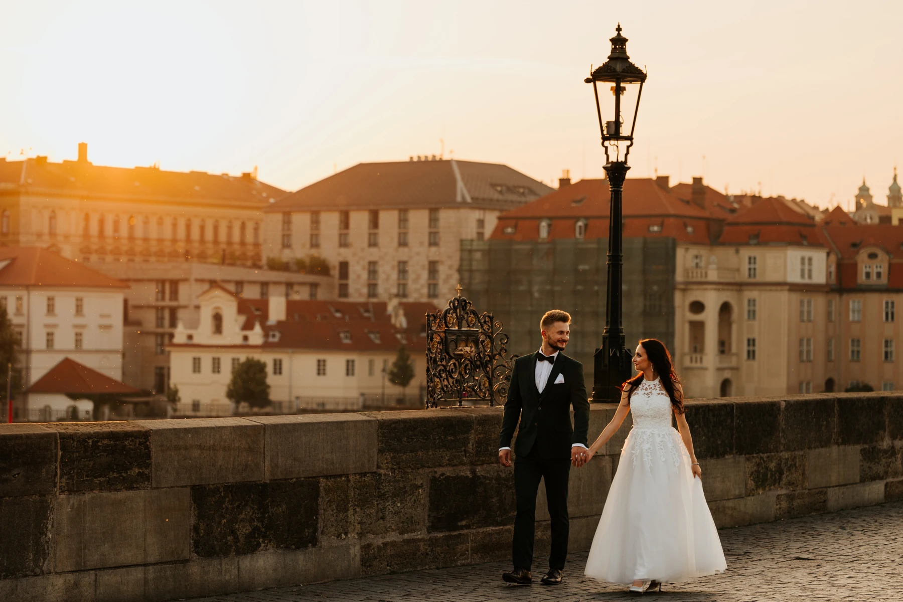 Para młoda w Pradze o poranku - zdjęcia ślubne MS Photo Design