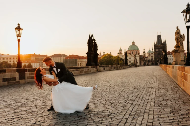 Sesja Ślubna w Pradze o Wschodzie Słońca fotografia slubna w historycznym centrum Pragi